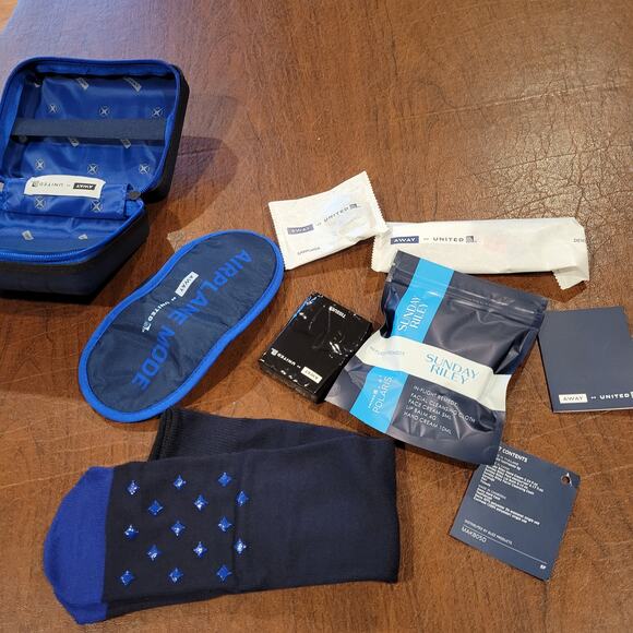 New AWAY Travel The Mini Suitcase Toiletry Case United Polaris Amenity Kit Pouch - Picture 11 of 15